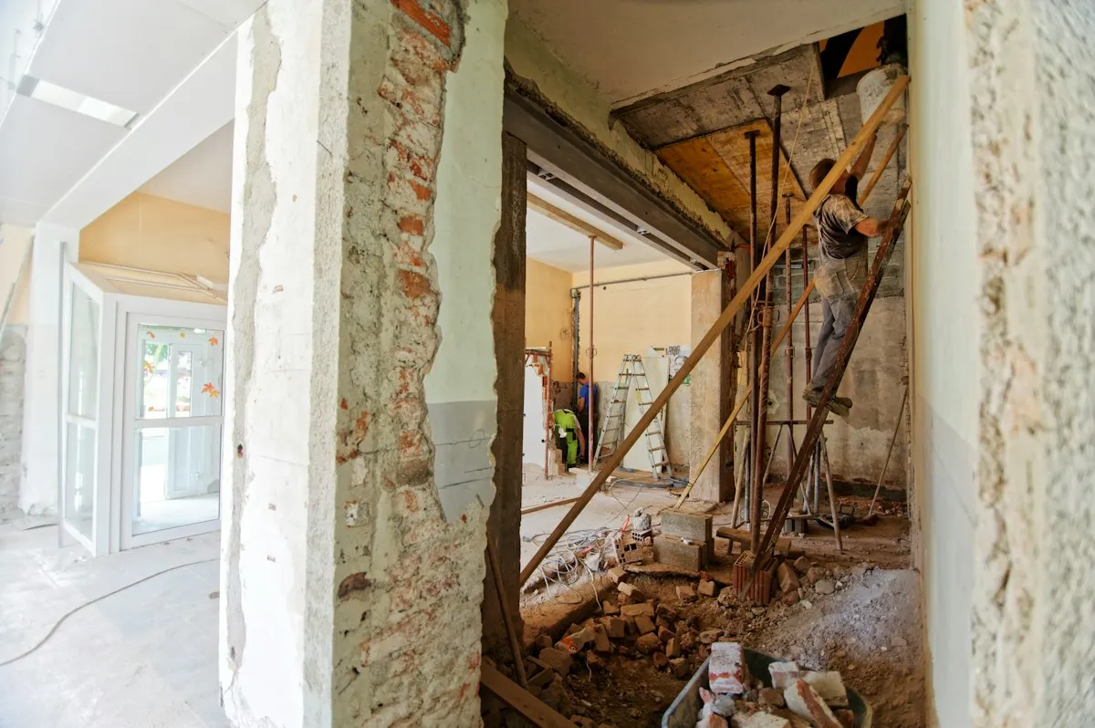 Interior de imóvel em remodelação (imagem ilustrativa)